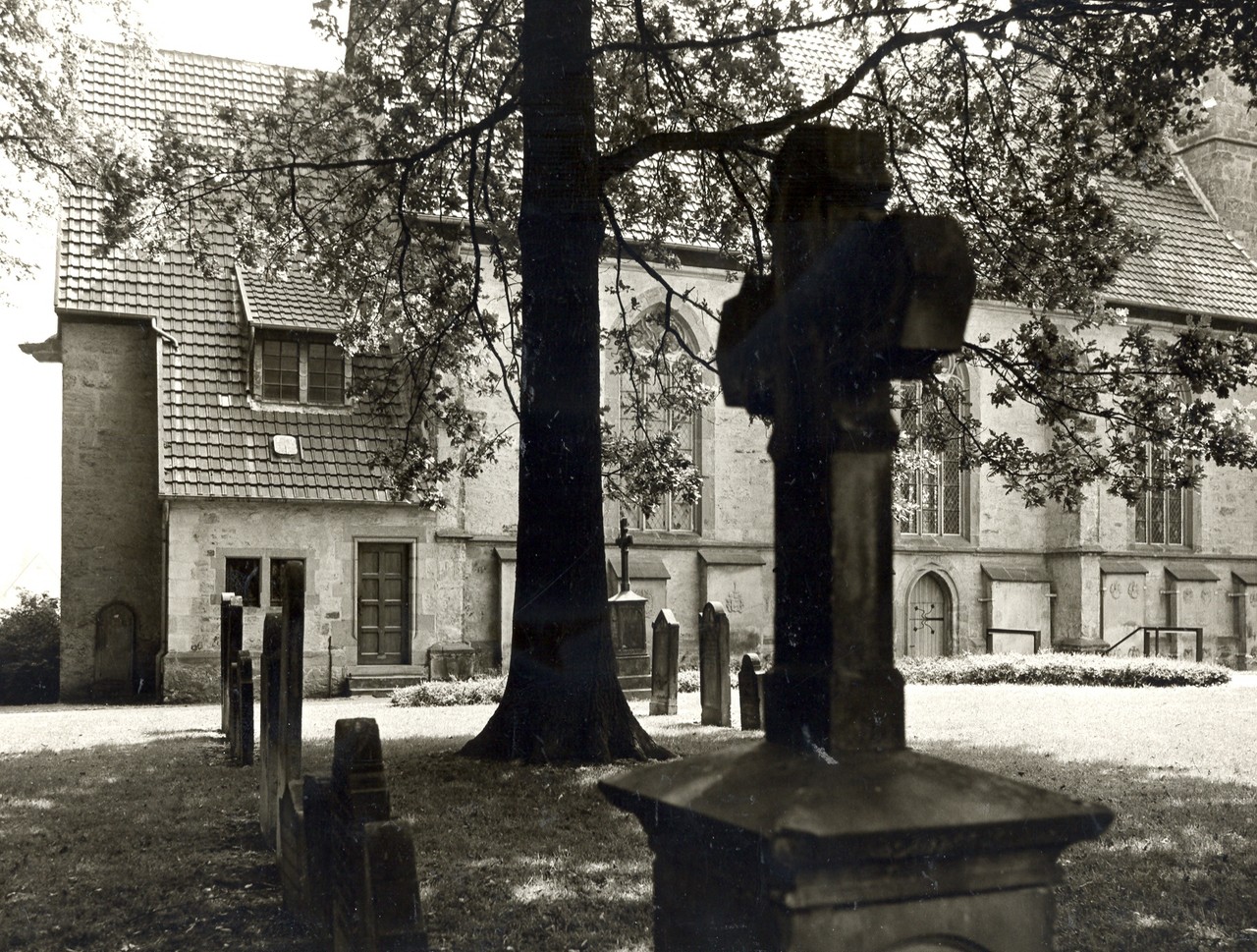 Seit 1795 stand Louise von Vincke (1766–1834) als Äbtissin dem Stift Quernheim vor (Aufnahme von 1977, Fotograf: Helmut Orwat, Archiv für Alltagskultur in Westfalen, 2006.00820).
