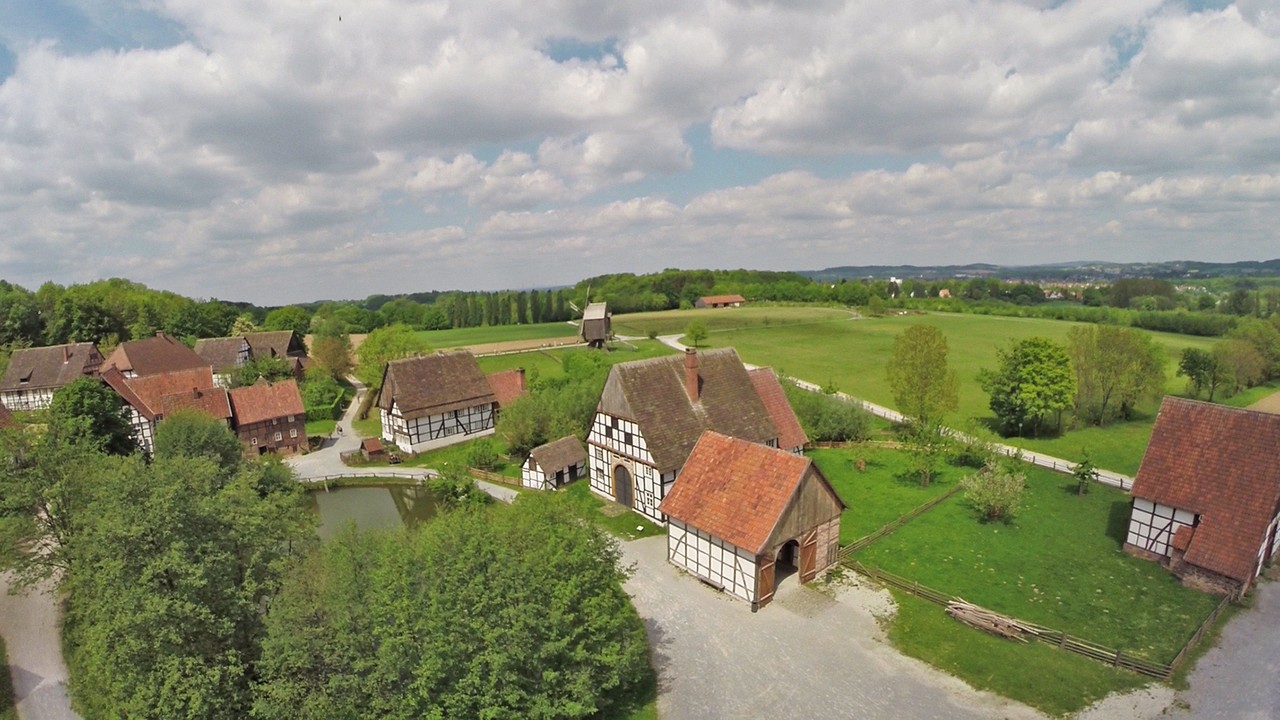 Luftbild vom Paderborner Dorf, Foto: Robin Jähne, LWL.