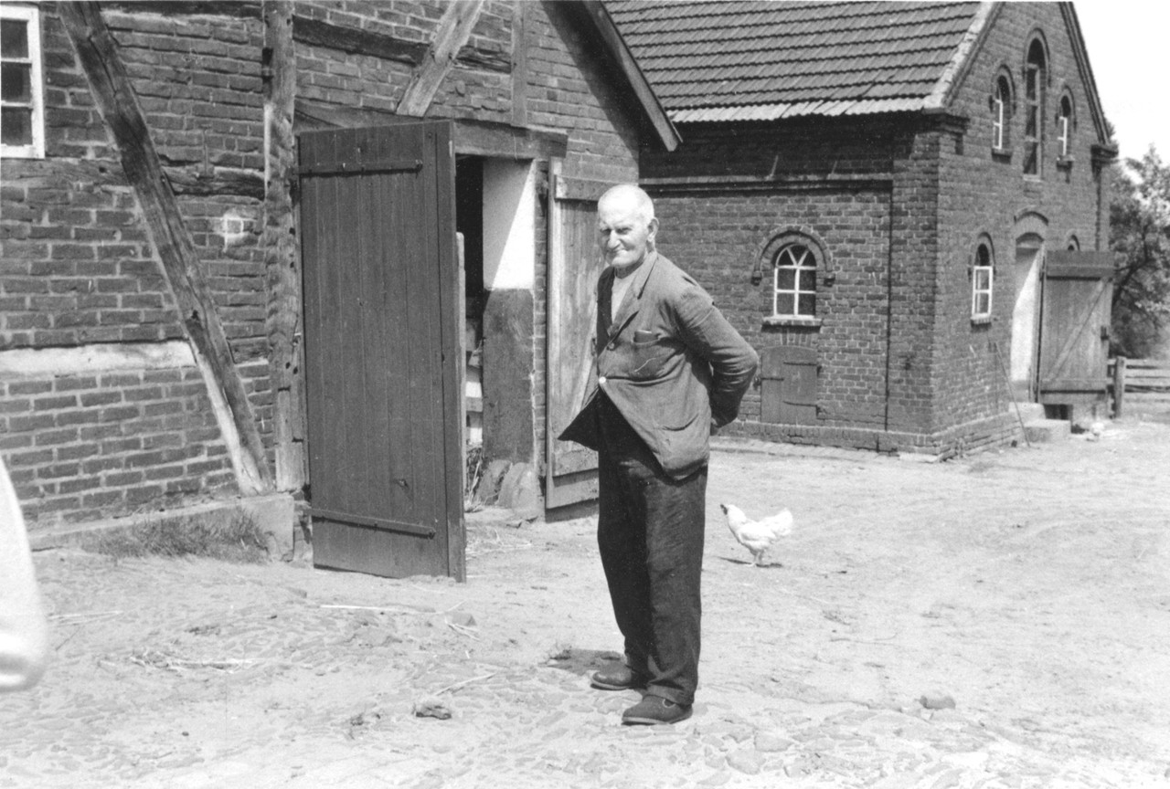 Alter Mann auf einem Hof, Fotograf und Datierung unbekannt.