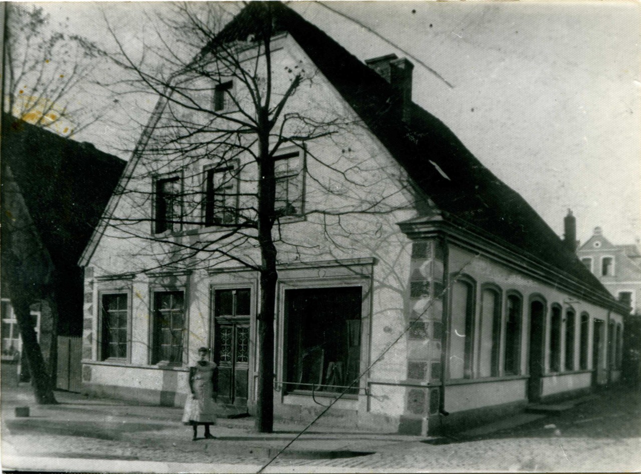Weinerstraße 10 mit dem Textilgeschäft Hues (1913).