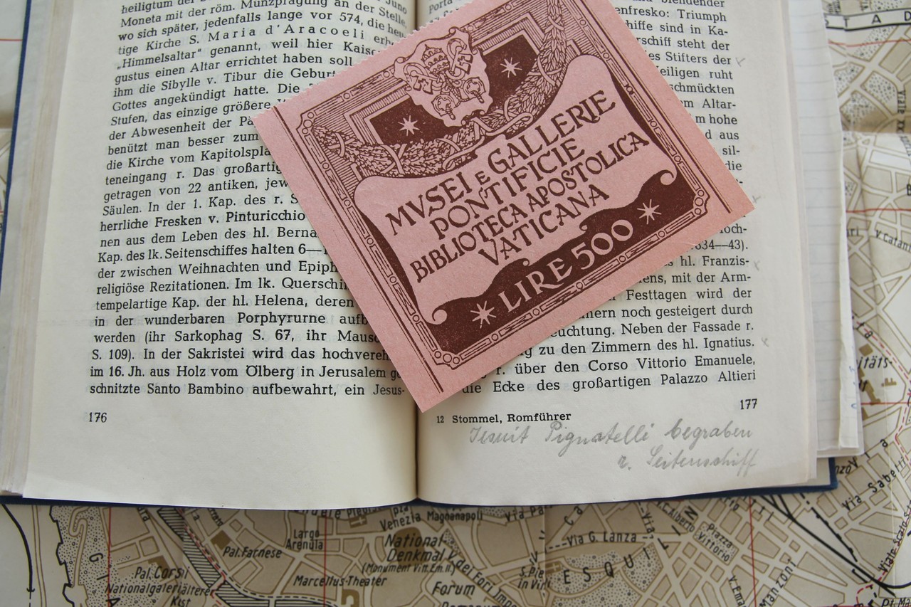 Hedwig Kruse hat sich intensiv mit dem Reiseführer von Eduard Stommel beschäftigt, die Texte durchgearbeitet und gegebenenfalls auch ergänzt. Eintrittskarten – zumal wenn sie schön gestaltet waren – wurden von ihr als Souvenir aufbewahrt. Foto: Christiane Cantauw, Kommission Alltagsgeschichtsforschung.