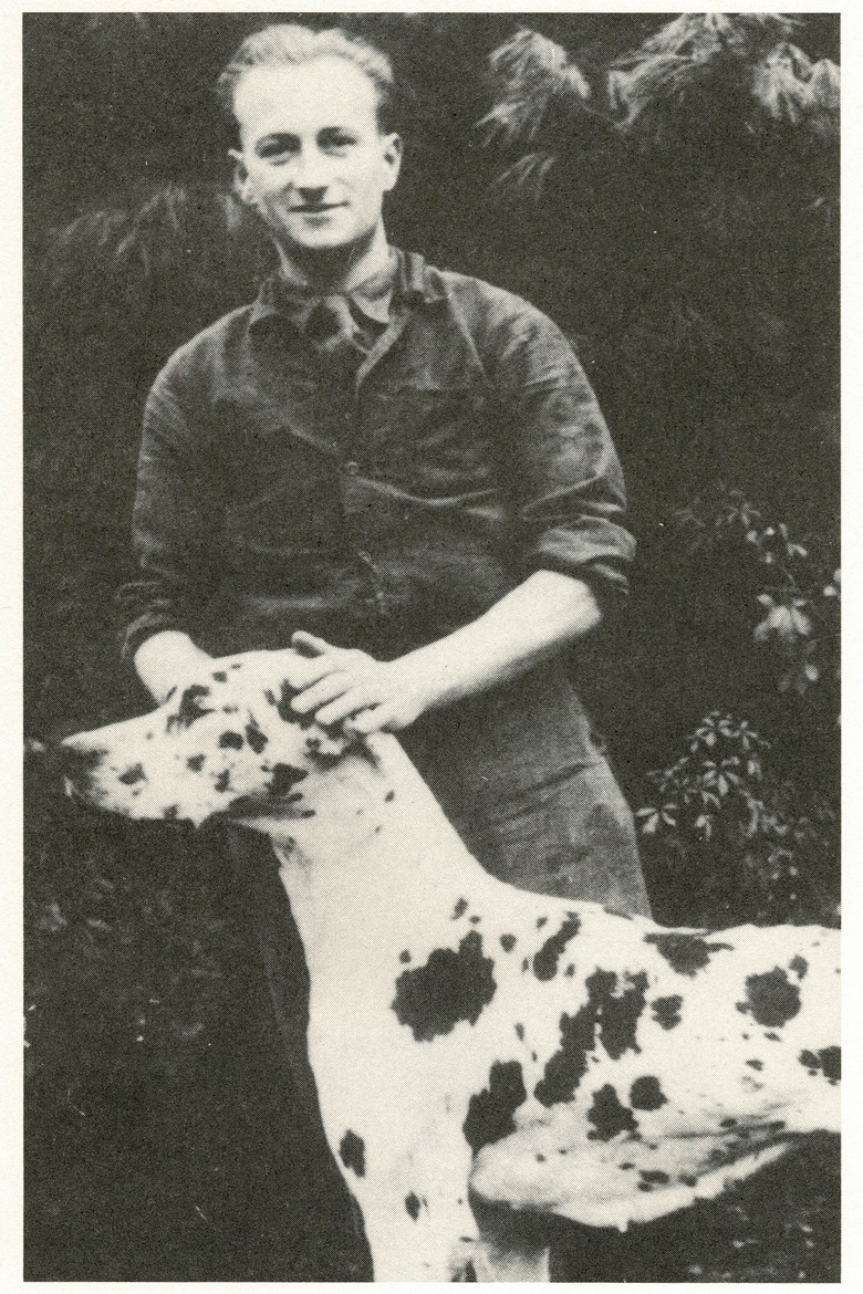 Albert Bourez mit seiner Hündin Gisa. Unbekannter Fotograf, in: Bourez: Zootiere, S. 6.