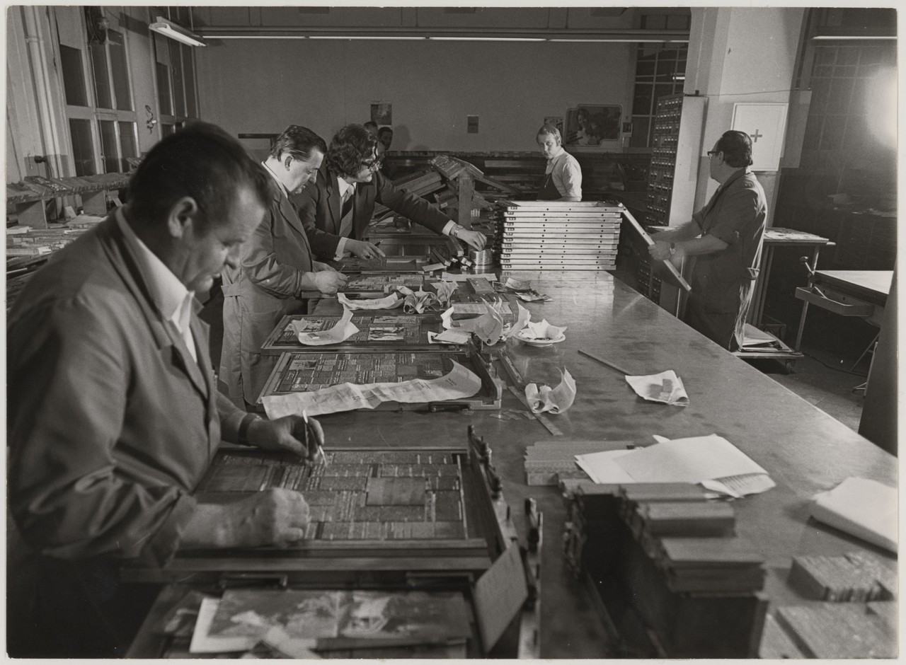Setzer bei der Arbeit, Oelde, 1960er oder 1970er Jahre, Fotograf unbekannt, Archiv für Alltagskultur in Westfalen, 2011.00004.