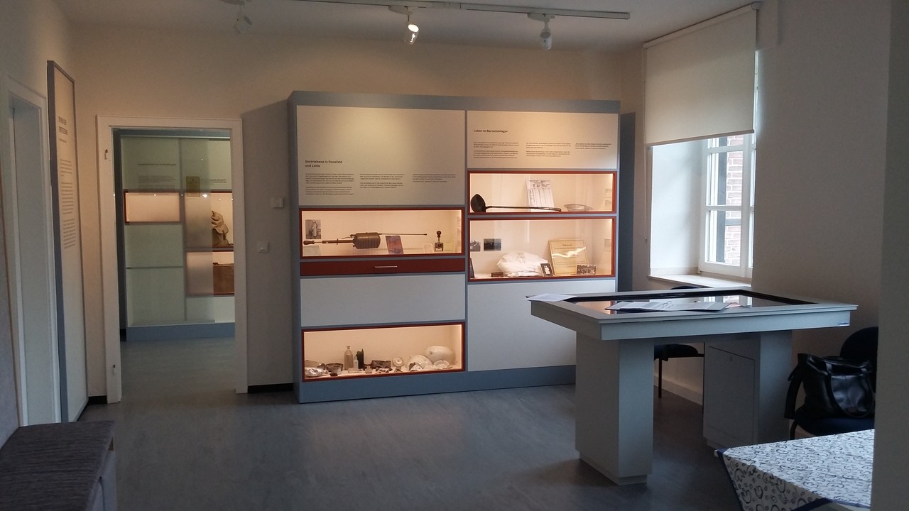 Blick in die Ausstellung „Spuren der Vertreibung“. Foto: Vera Brieske, Verein Barackenlager Lette e.V.
