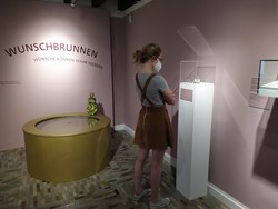 Wünsche können nicht immer mit Hilfe irdischer Güter befriedigt werden. Das zeigt u.a. die Welt der Märchen. Foto: Christiane Cantauw, Kommission Alltagskulturforschung. (vergrößerte Bildansicht wird geöffnet)