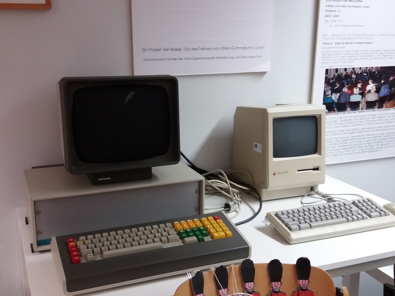 Einblicke in die Anfänge des Informatikunterrichts am Freiherr vom Stein Gymnasium Lünen. Rechts ist der Apple Macintosh Plus 1 von 1986 zu sehen. Foto: Cantauw/LWL.