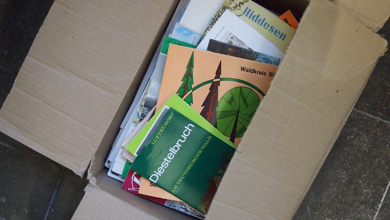 Wenn eine Sammlung nicht inventarisiert und digitalisiert wurde, ist sie für potentielle Nutzer:innen nicht vorhanden. Trotzdem ist sie da, beispielsweise die Tourismuswerbung in Magazin 3 der Kommission Alltagskulturforschung. (Foto: Cantauw)