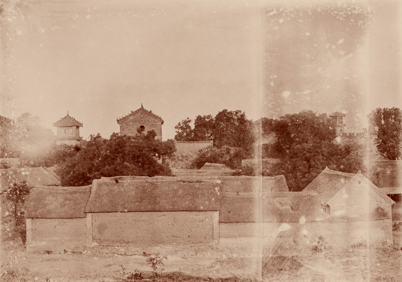 Anschauliches Beispiel für technische Defekte während der Negativ-Belichtung und anschließender Laborverarbeitung. Blick auf eine Tempelanlage, Provinz Schantung. Aus dem China-Album des Hugo von Königslöw 1898/1901, Foto: Bergassessor Hugo von Königslöw