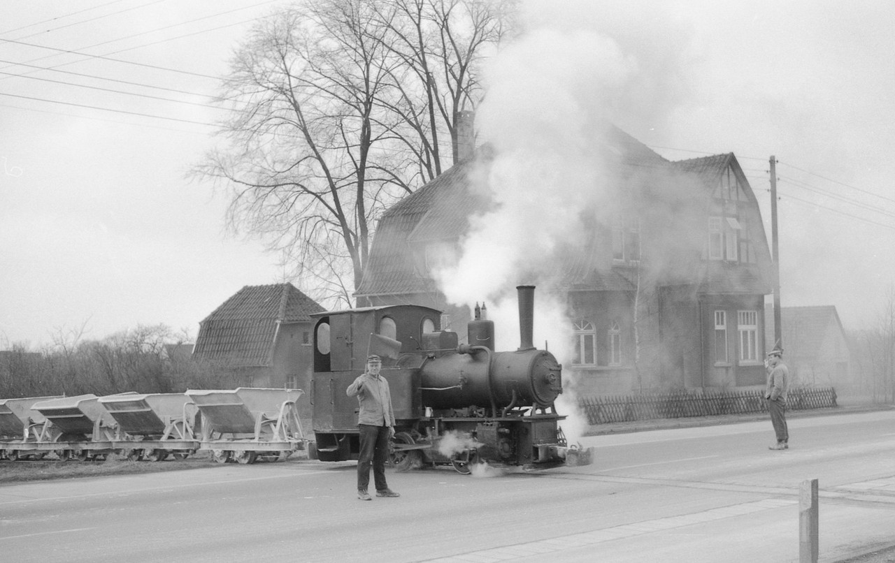 Eine der letzten Feldbahnen mit Dampflokeinsatz fuhr im Kalkwerk in Halle-Künsebeck. 1966 überquert eine der Loks – von zwei Posten gesichert – die Bundesstraße 68 auf dem Weg zum Steinbruch. Foto: H. Beyer.