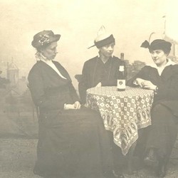 Drei Damen bei einer Flasche Wein (vergrößerte Bildansicht wird geöffnet)