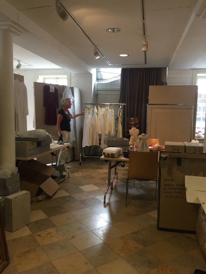 Für die umfangreiche Textiliensammlung werden die Bedingungen nach dem Umzug ins neue Depot wesentlich verbessert werden können. (Foto: Christine Schönebeck, Stadtmuseum Lippstadt)