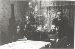 Weihnachtsbaum vor bereits abgedeckter Tafel, Familie Birk, 1938. Archiv für Alltagskultur in Westfalen, 1995.00628. (vergrößerte Bildansicht wird geöffnet)