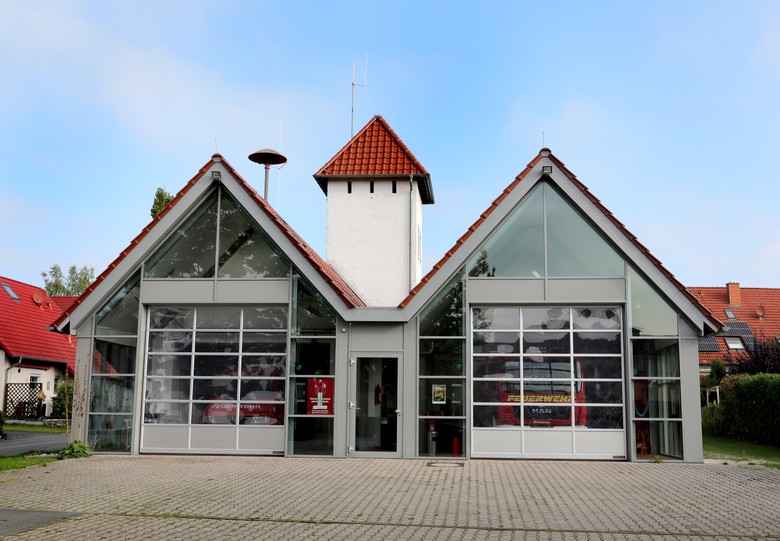 In Pödinghausen ist es gelungen, den Schlauchturmals Teil eines aus- gebauten Feuerwehrhauses zu erhalten. Foto: Kiel-Steinkamp.