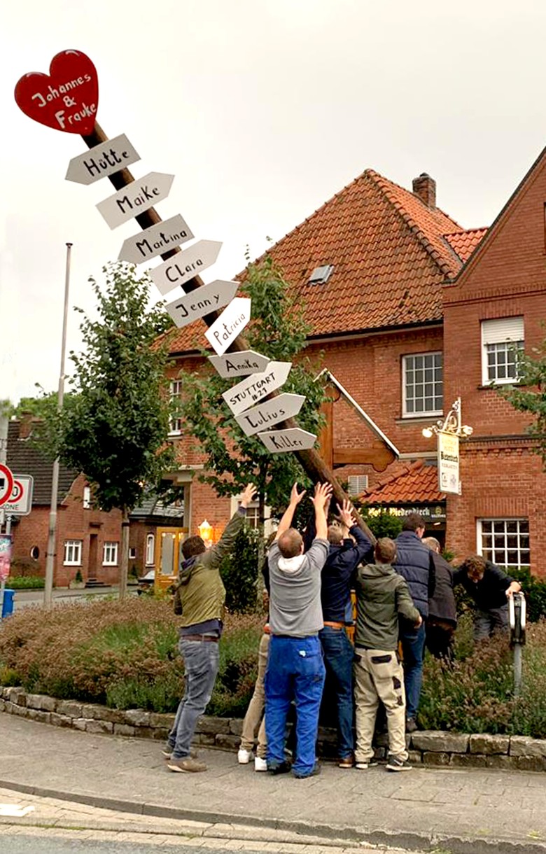 Für das Aufstellen braucht es Muskelkraft; Foto Emil Schoppmann.