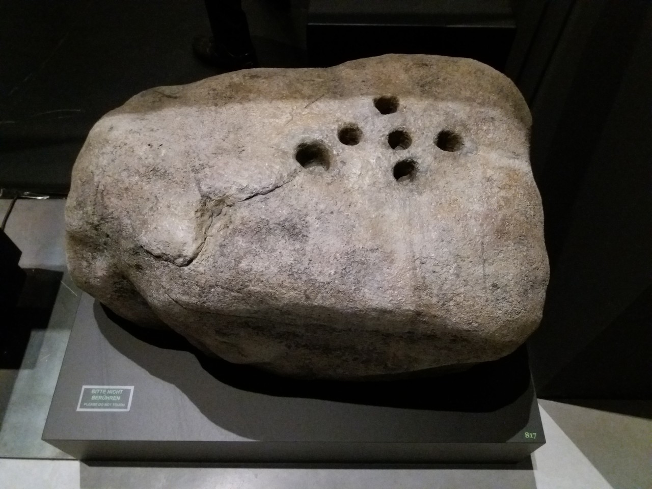 Der mittelalterliche Grenzstein von Eyan, England, steht für einen historisch eher seltenen Umgang mit einer Pest-Infektion. (Foto: Cantauw)