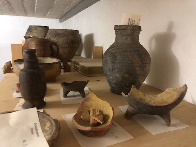 Gefässe und Scherben im Drilandmuseum Gronau.
