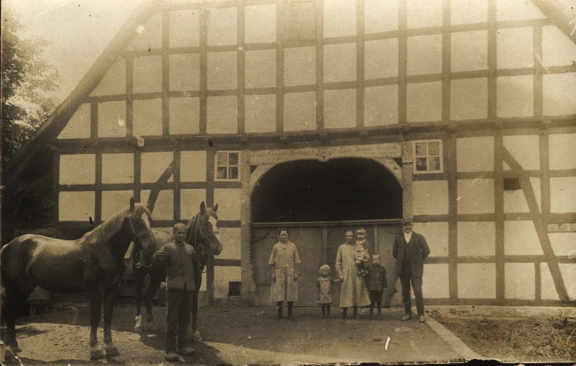 Die Besitzer des Hofes Horstmeyer in Holzhausen (heute Teil der Stadt Preußisch Oldendorf) legten rechts des Dielentors im Fachwerk einen Zugang für die Hühner an. Normalerweise bot eine kleine Stiege den Tieren vom Misthaufen aus Zugang in das Bauernhaus, Foto: Sebastian Schröder, um 1925.