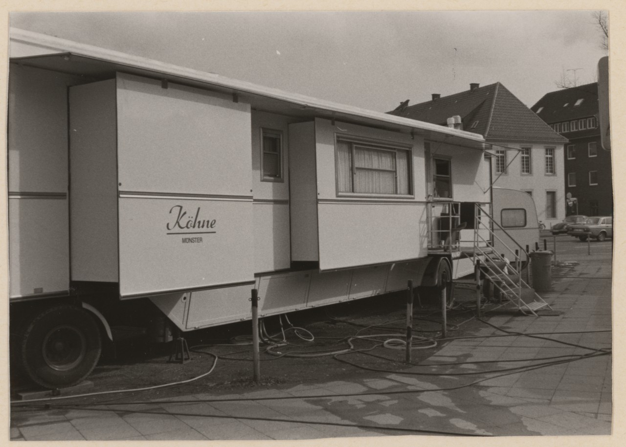 Bildarchiv Alltagskultur Münster, 1987.00752, Frühjahrssend, Münster, Hindenburgplatz, 20.3.–31.3.1982, Fotograf: Dietmar Sauermann.