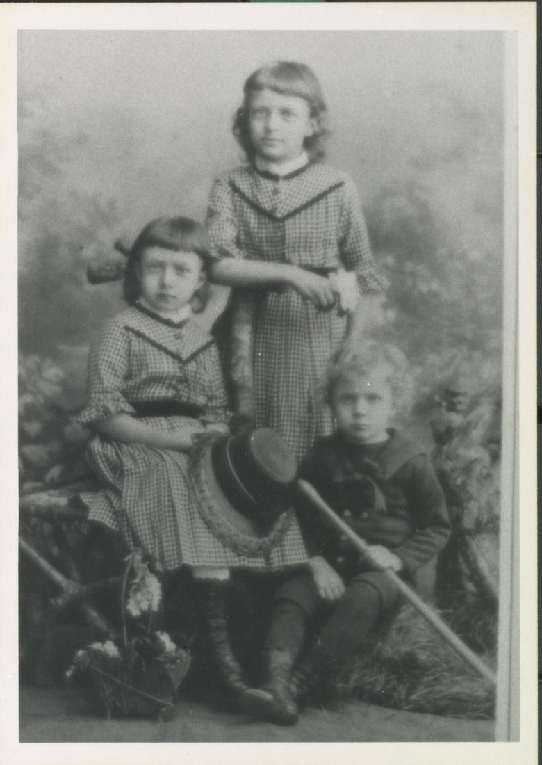 Anna Siemsen gemeinsam mit ihrer Schwester Paula (1880-1965) und ihrem jüngeren Bruder August (1884-1958). Fotokopie: AAJB, PP, Siemsen, Anna 12.