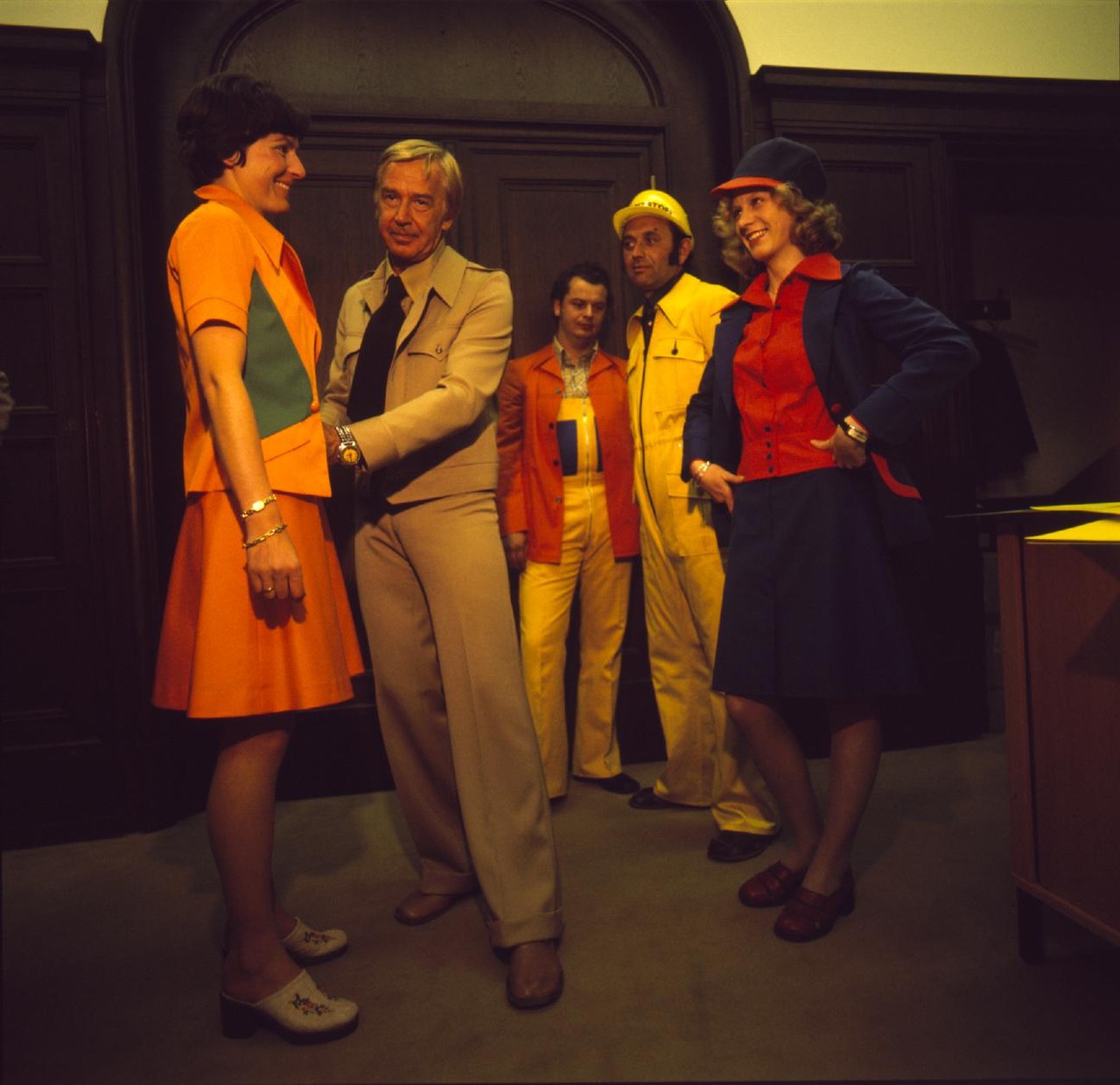 Heinz Oestergaard begutachtet die ersten nach seinen Entwürfen geschneiderten Modelle.  (Berufskleidungskollektion von Heinz Oestergaard, 1974, Archiv für Alltagskultur, Inv.-Nr. 0000.A0963)