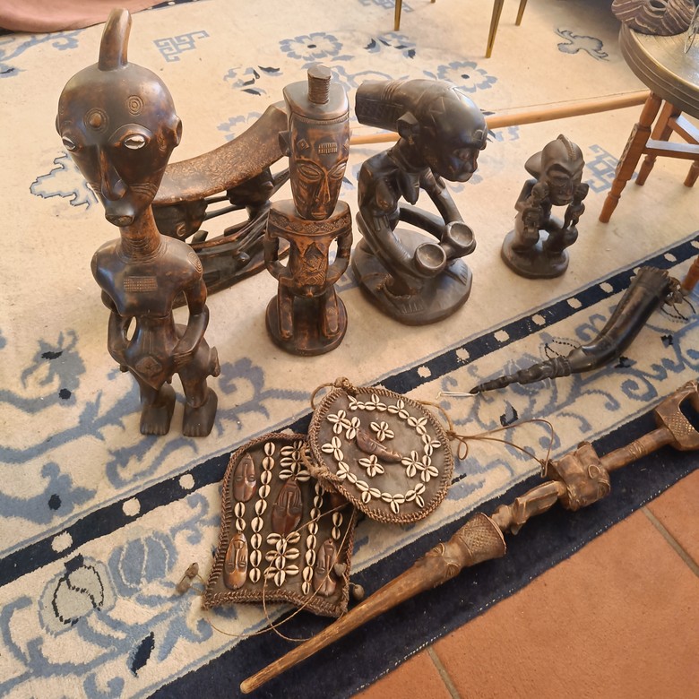 Ein Ausschnitt aus der Sammlung ruandischer Gegenstände von Familie Bogdanow (Foto: Dominik Wellmann).