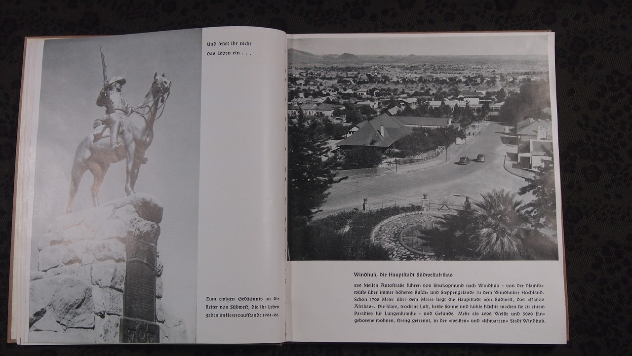 Ein aufgeschlagenes Buch, auf der linken Seite ist eine Reiterstatue abgebildet, auf der rechten eine Stadtansicht.