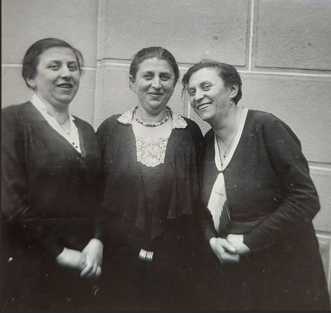 Die Schwestern Selma, Anna und Berta Lebenstein um 1910 (Foto: Privatbesitz M. Gumpert, Jerusalem).