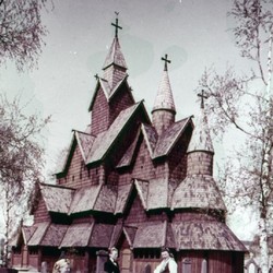 Zugekauftes Dia der Stabkirche Heddal. Foto: Archiv für Alltagskultur, Bestand Kruse. (vergrößerte Bildansicht wird geöffnet)