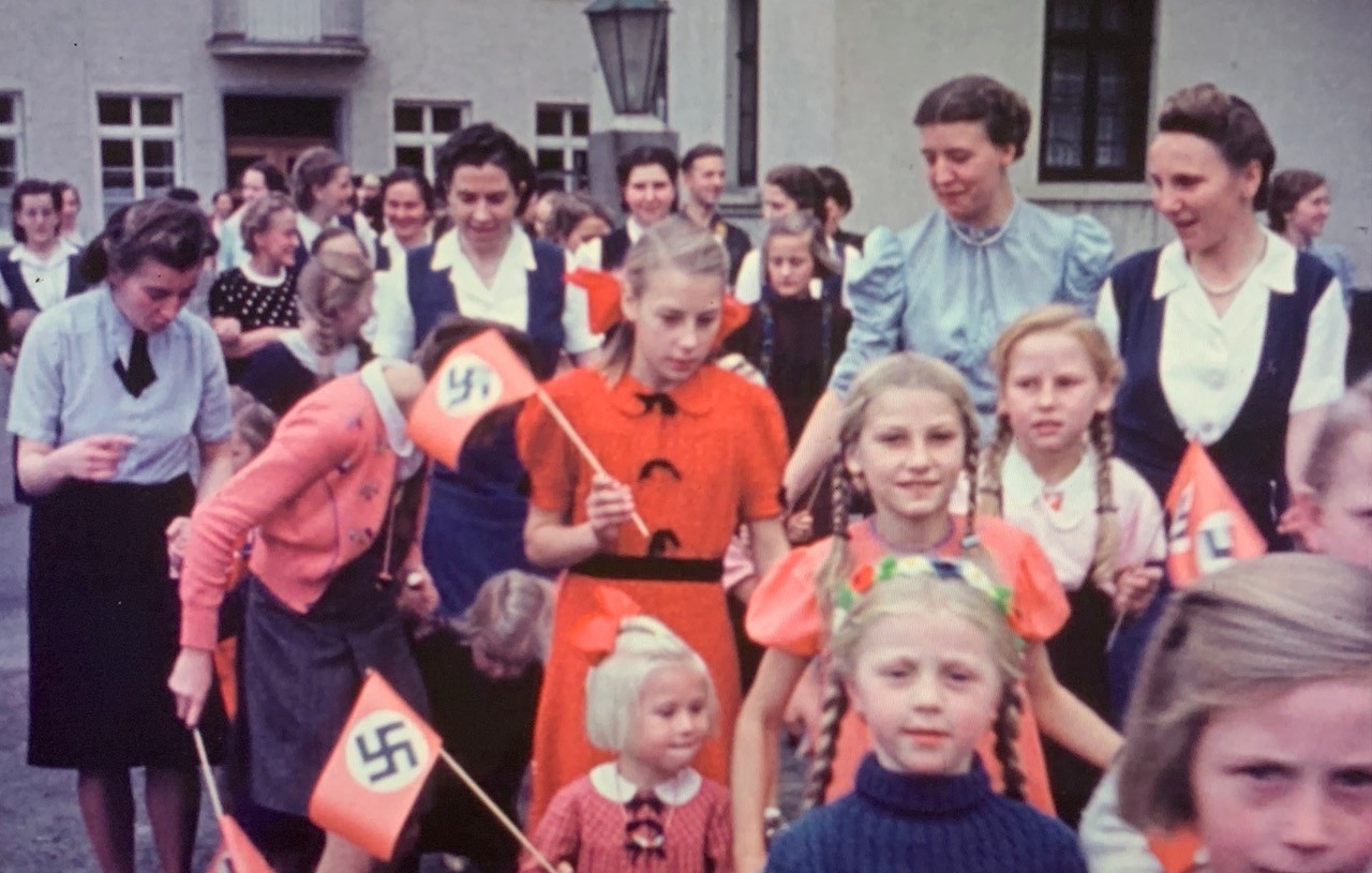 Mit Fähnchen aus der Firma: Die Kinder der „Gefolgschaft“ mit Betreuerinnen 1939 (Filmausschnitte Familienarchiv Ahlers).