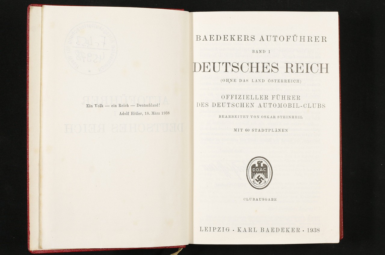 Das Zitat von Adolf Hitler auf der linken Seite und das Signet des Deutschen Automobil-Clubs e.V. (DDAC) belegen die nationalsozialistische Ausrichtung des Reisehandbuchs. (Foto: Kommission Alltagskulturforschung)