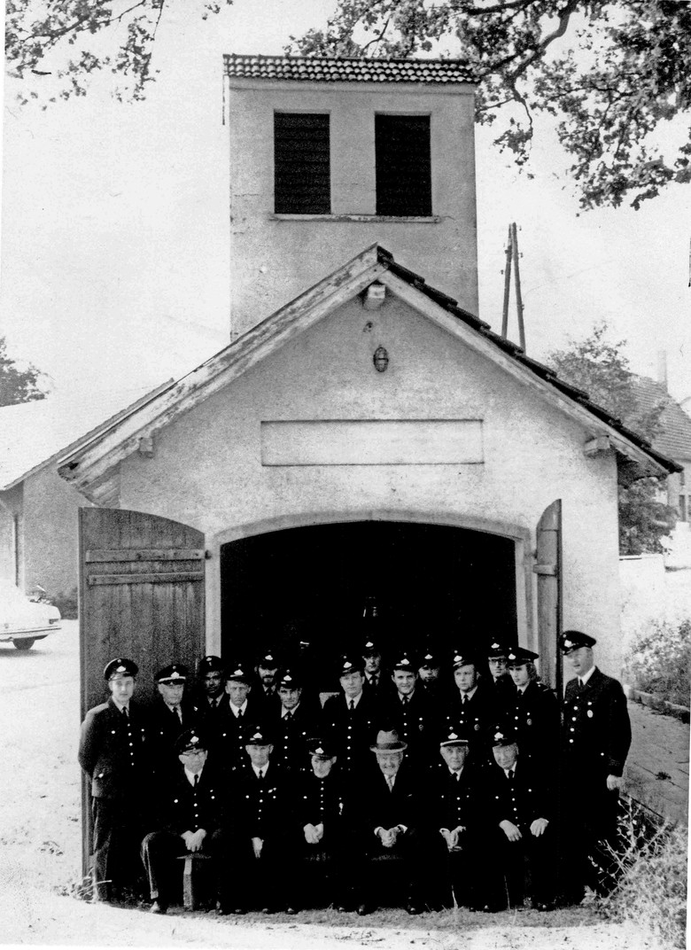 Die Löschgruppe Quernheim-Rehmerloh verewigte sich im August 1972 vor ihrem alten Spritzenhaus Quernheim.