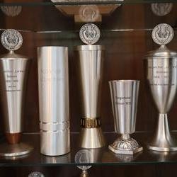 Pokale aus den 1960er und 1970er Jahren. (vergrößerte Bildansicht wird geöffnet)