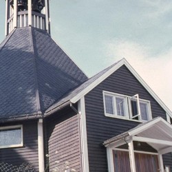 Dia mit Bild der Kirche St. Sunniva in Molde. Foto: Hedwig Kruse, Archiv für Alltagskultur, Bestand Kruse. (vergrößerte Bildansicht wird geöffnet)