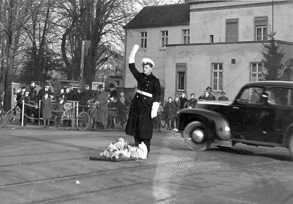 Auch an anderer Stelle in Münster erhielten die Verkehrspolizisten Geschenke (Vorweihnachtszeit 1968, Foto E. Obermeyer, Archiv für Alltagskultur Sign. 2009.00224).