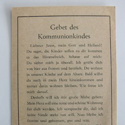 Gebetszettel für Erstkommunikant:innen: "Liebster Jesus, mein Gott und Heiland! Du sagst, die Kinder sollen zu dir kommen in das Himmelreich. Schaue auf mich: Du siehst mich ja überall. Ich grüße dich von hier aus fromm und herzlich [...]". Archiv für Alltagskultur, unverzeichneter Bestand. Foto: Christiane Cantauw, Kommission Alltagskulturforschung. (vergrößerte Bildansicht wird geöffnet)