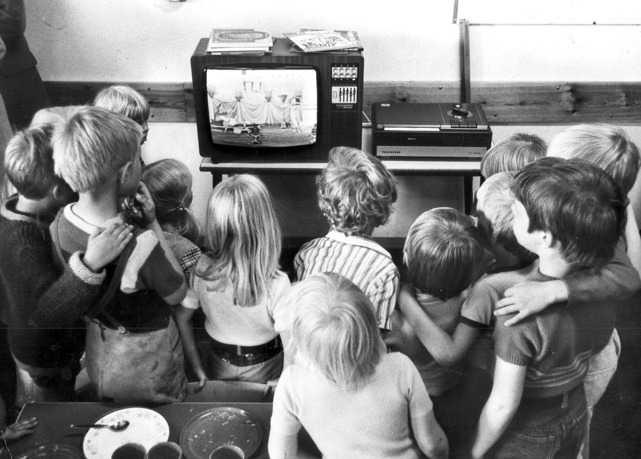 Kinder 1975 vor einem Fernseher mit TED-Bildplattengerät zur Wiedergabe von kurzen Videos (Archiv für Alltagskultur, Inv.-Nr. 0000.S3829)