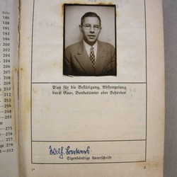 Der junge Willy Beckers auf einem Bild in seinem Pfadfinderkalender von 1930. Archiv für Alltagskultur, Inv.-Nr.: K02451.1342. (vergrößerte Bildansicht wird geöffnet)