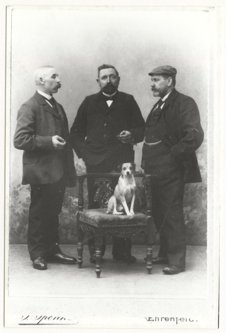 Drei Männer mit Hund, 1920, Nottuln-Darup, Atelieraufnahme (Archiv für Alltagskultur, Inv.-Nr.: 0000.78135)