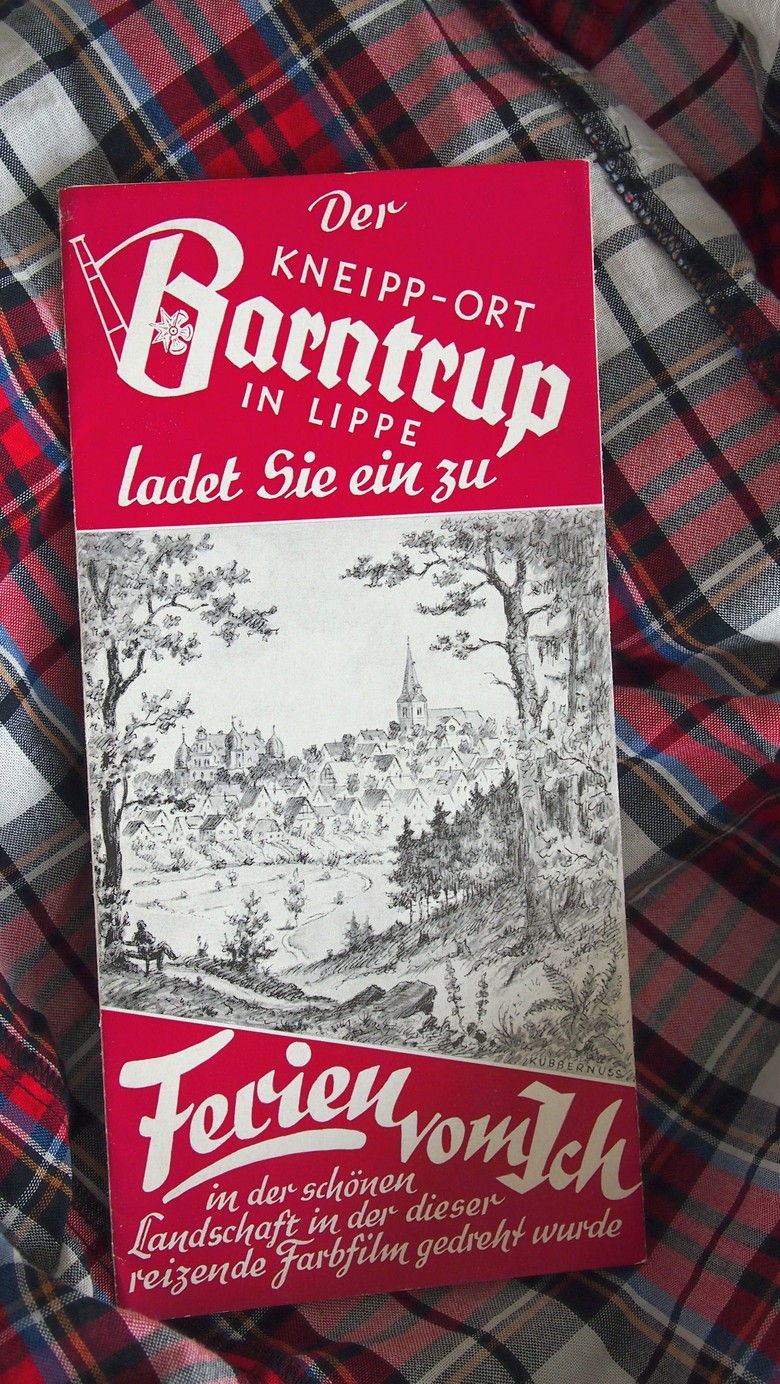 Das Renaissanceschloss in Barntrup war 1952 Drehort für den Farbfilm „Ferien vom Ich“, bei dem Hans Deppe die Regie führte. In einem Werbefaltblatt des Heimat-, Verkehrs- und Kneipp-Vereins Barntrup wies man noch knapp zehn Jahre später auf diesen Umstand hin. (Foto: Cantauw)