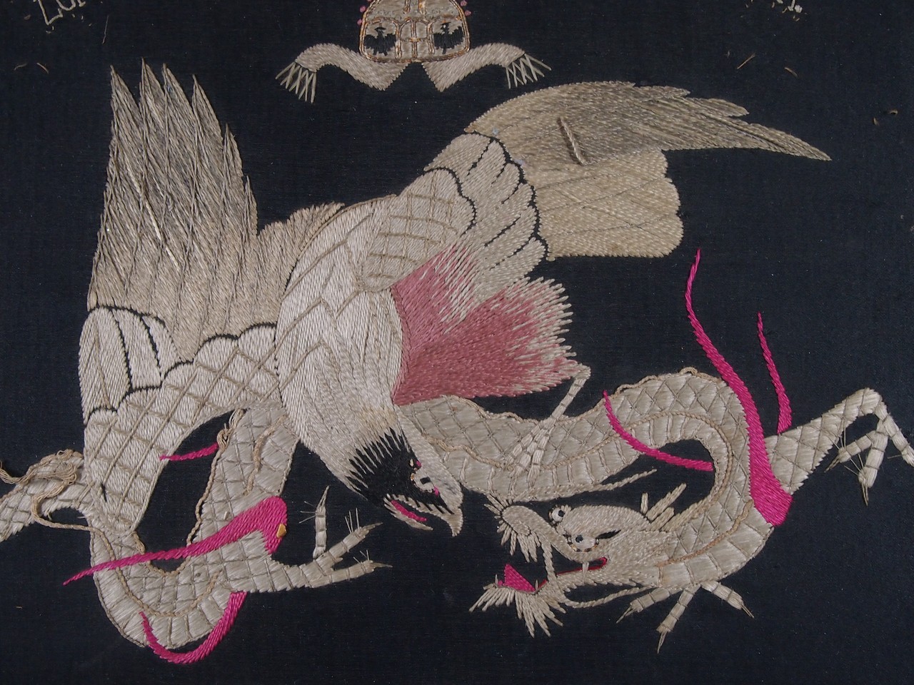 Der Kampf von Adler und Drache ist auf der Umschlagseite des Albums eingestickt. (Slg. Emslandmuseum Lingen, Foto: Cantauw)
