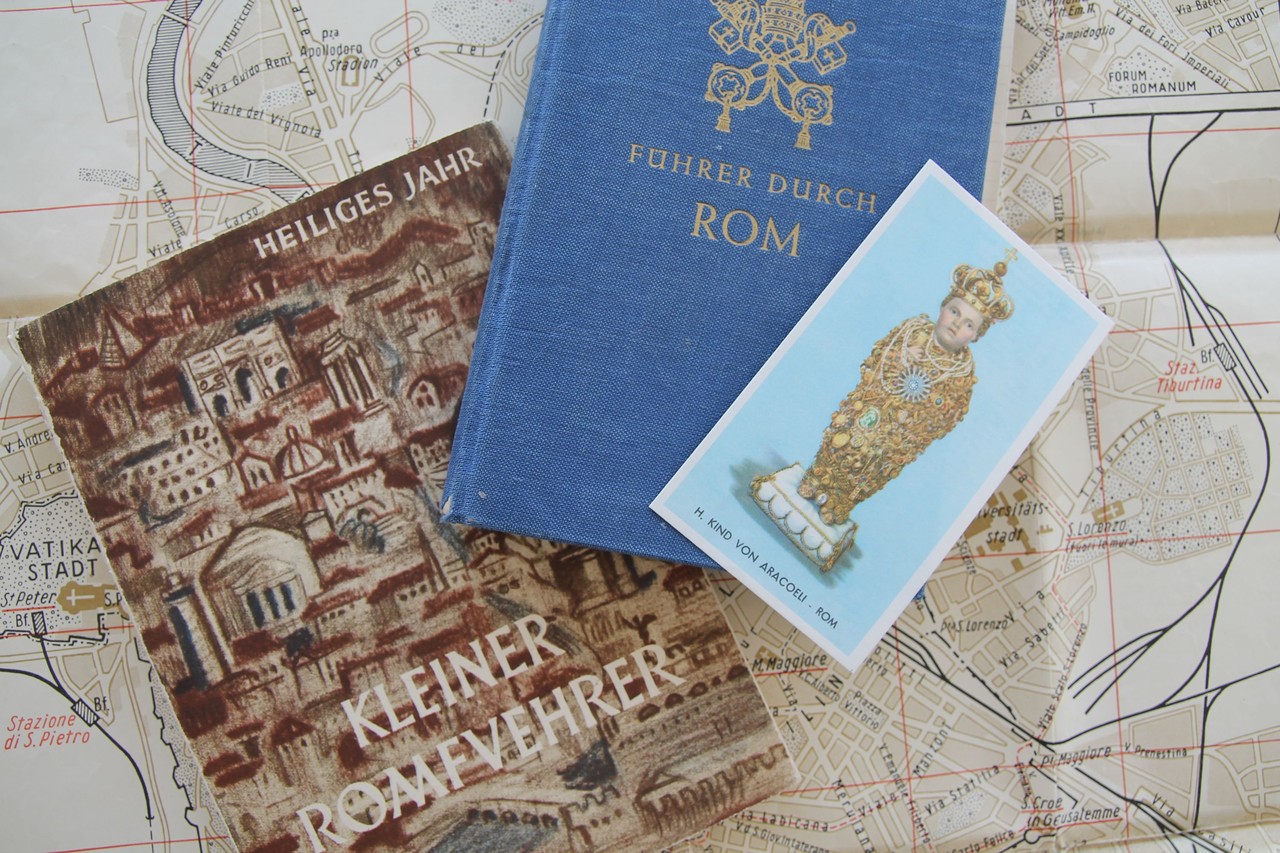 Reiseführer dienten und dienen nicht nur zur Vorbereitung und Durchführung von Reisen, sondern auch zur Aufbewahrung von Eintrittskarten, Notizzetteln, Quittungen oder – wie hier – Heiligenbildchen. Foto: Christiane Cantauw, Kommission Alltagsgeschichtsforschung.