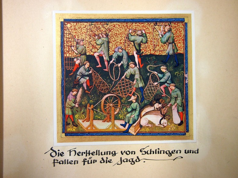 „Die Herstellung von Schlingen und Fallen für die Jagd“. Bildausschnitt aus dem gestalteten Jagdbuch des Grafen Phoebus (Archiv für Alltagskultur, Personenbestand Peter Tell, K03197.0045).