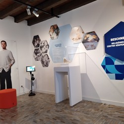 Impressionen aus der Ausstellung „Er gehört zu mir. Muslimische Lebenswelten in Deutschland“ im RELíGIO-Museum, Telgte. (vergrößerte Bildansicht wird geöffnet)