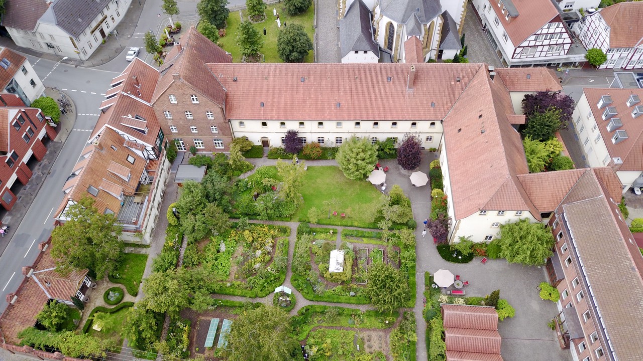 Der Klostergarten des ehemaligen Franziskaner Klosters ist untrennbar mit der Klosteranlage ver-bunden und liegt im Herzen Rheda-Wiedenbrücks. Zu den Tagen offenes Kloster oder Garten emp-fängt die Genossenschaft gerne Besuch und gibt Einblicke in die denkmalgeschützte Anlage, Foto: Genossenschaft Kloster Wiedenbrück eG.