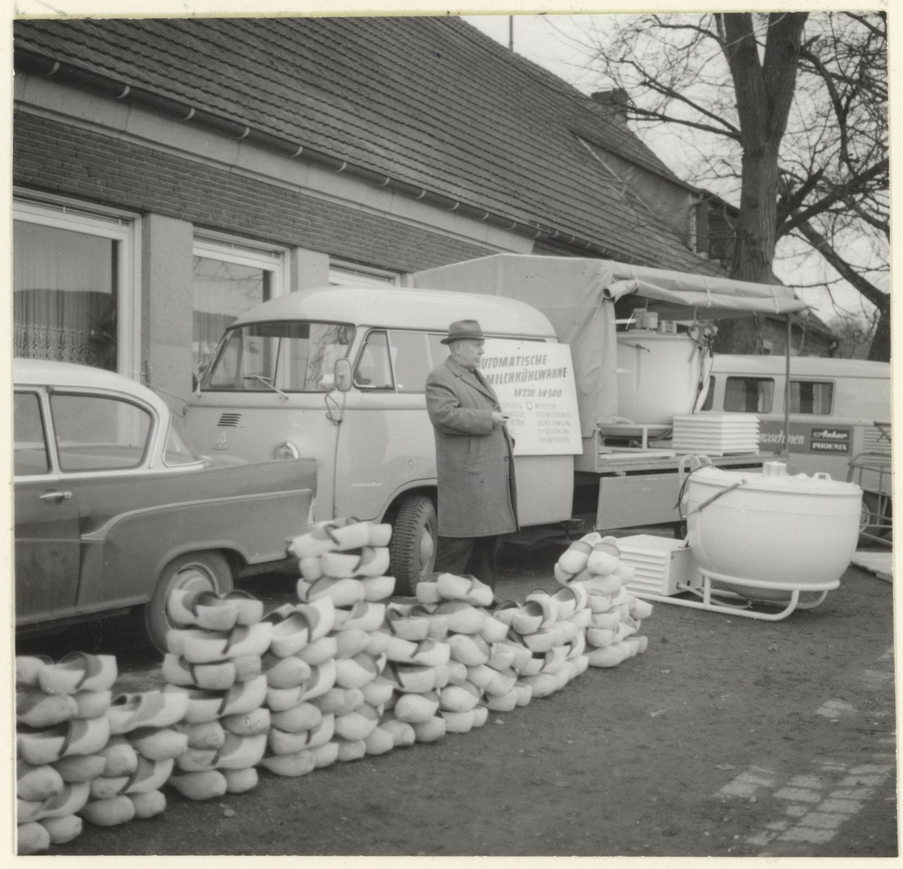 Aschermittwochsmarkt, Holzschuhverkäufer, Münster-Roxel 1967, Fotografin: Renate Brockpähler, Archiv für Alltagskultur in Westfalen, 0000.36795.