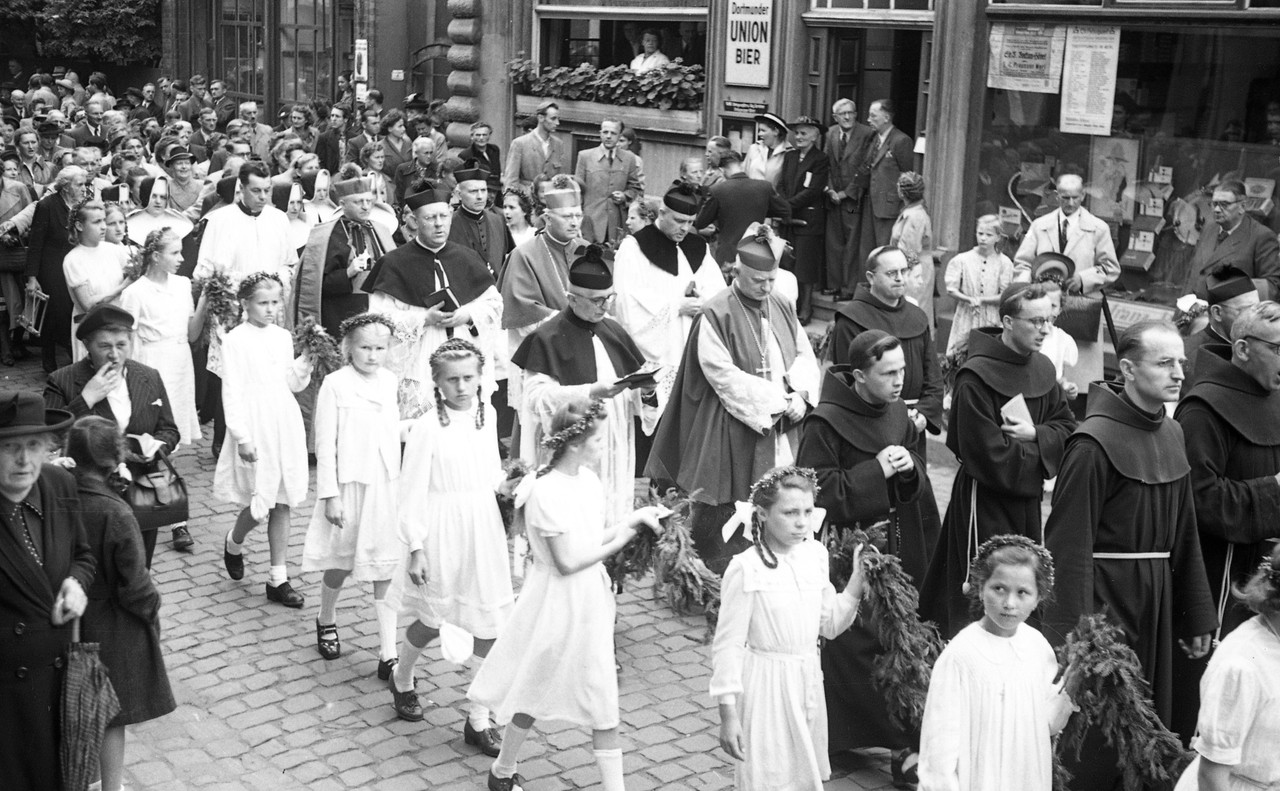 Fotoarchiv Nies, Stadtarchiv Lippstadt, 0853 i 108. Wallfahrt in Werl, Juli 1951.