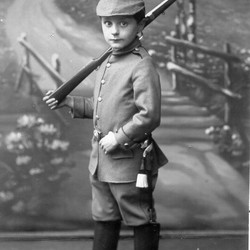 Wilhelm Tell in Uniform (vergrößerte Bildansicht wird geöffnet)