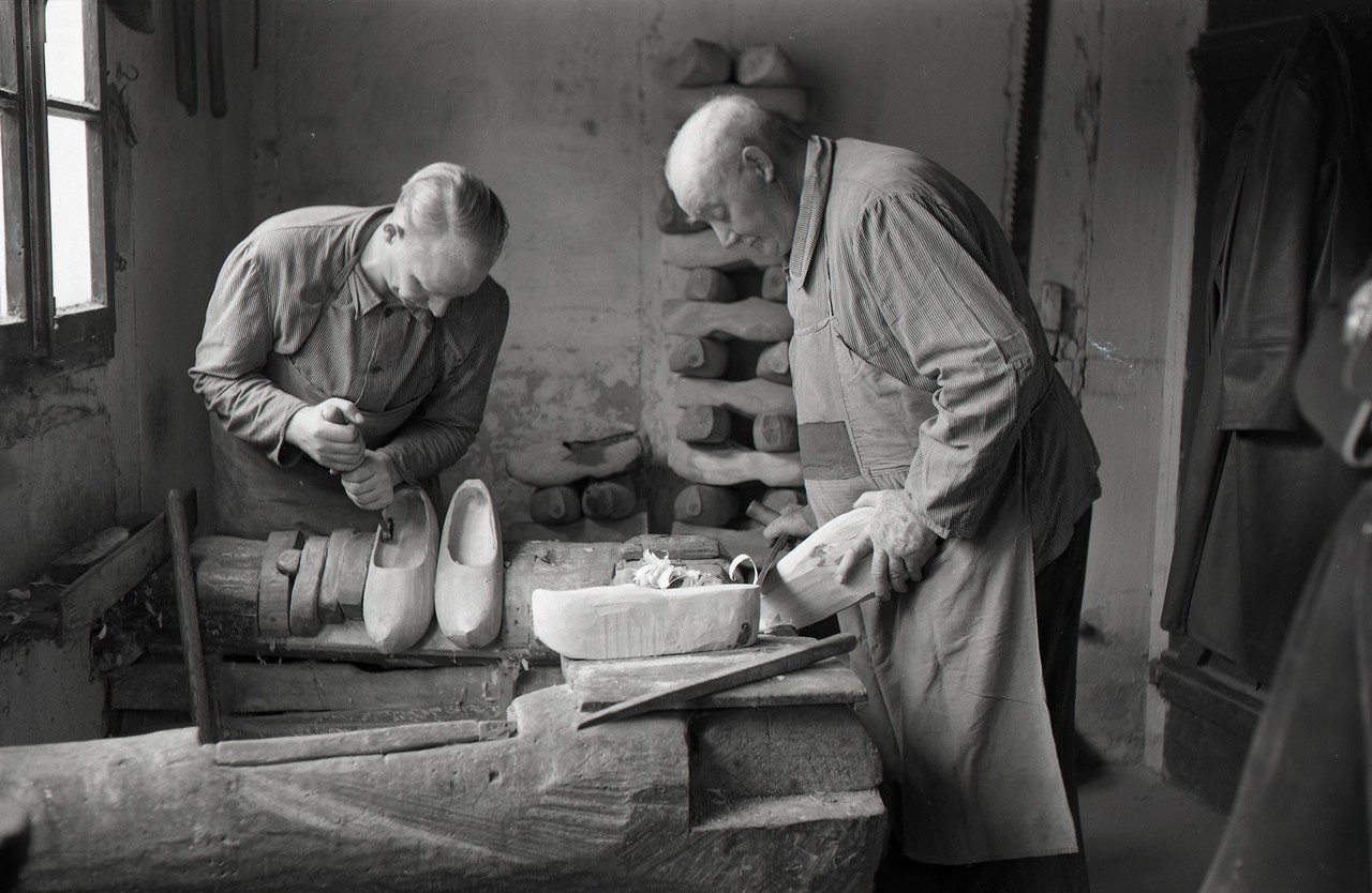 Holzschuhfertigung, 1960er oder 1970er Jahre, Foto: Herwig Happe, Archiv für Alltagskultur in Westfalen, 2015.00464.