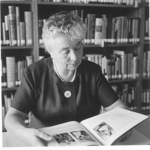 Martha Bringemeier lesend.