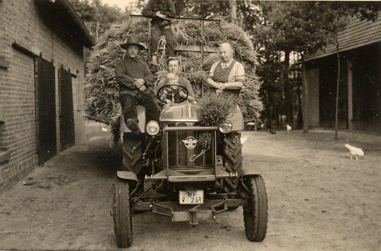 Einfahrt der Getreideernte, Burgsteinfurt-Hollich, Hof Prümers, um 1960. Foto: Bildarchiv des Emslandmuseums Lingen.